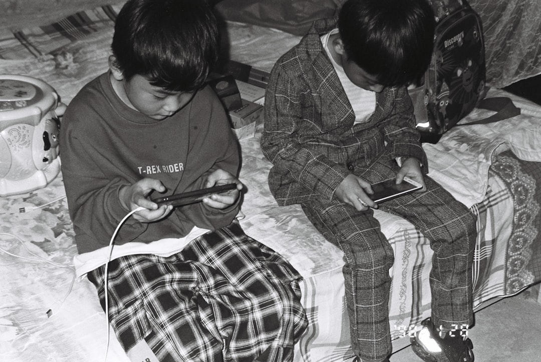 Cómo identificar el uso problemático de pantallas en niños y adolescentes