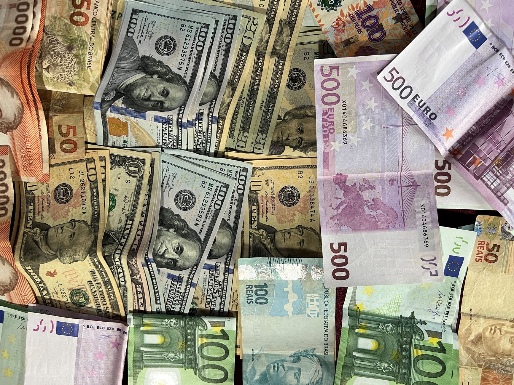 El dólar mayorista se acerca nuevamente a los $1.500 en mercado de intenso movimiento