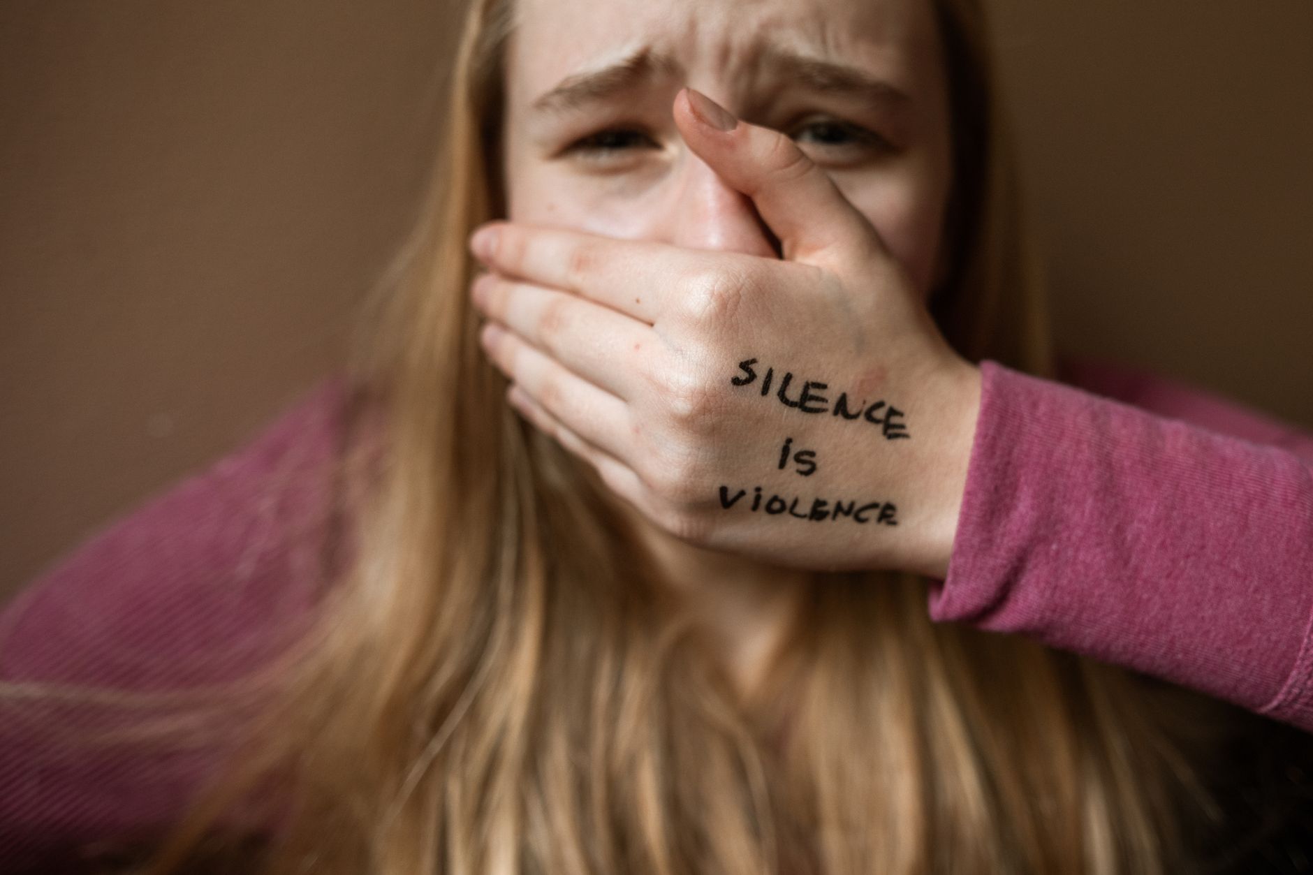 Video de agresión a mujer genera indignación en redes sociales; niña presencia el ataque